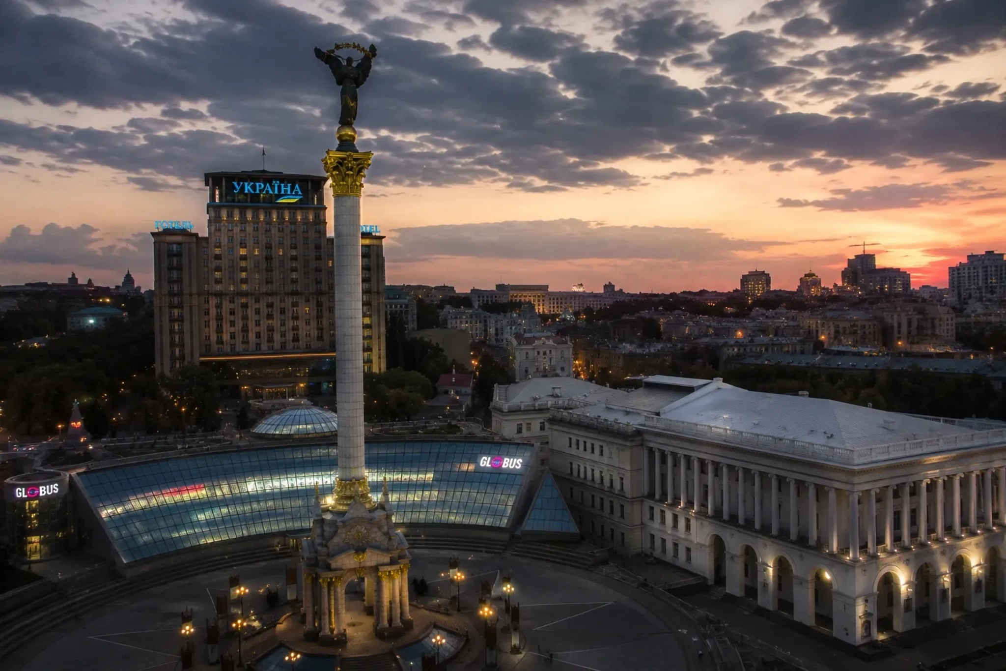 Майдан Незалежності в Києві з монументом Незалежності на заході сонця